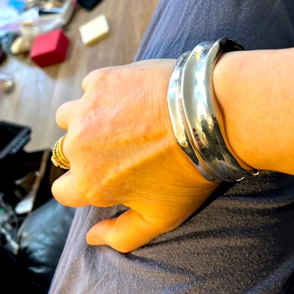 Vintage Silver wide hinged Beautiful bracelet. - Picture 1 of 12